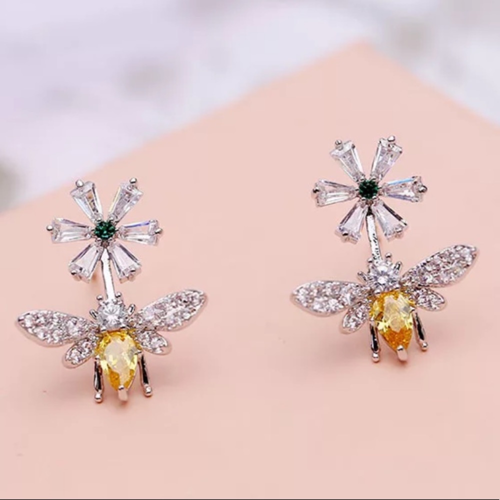 NEW Honey Bee Flower Stud Earrings - Picture 1 of 5